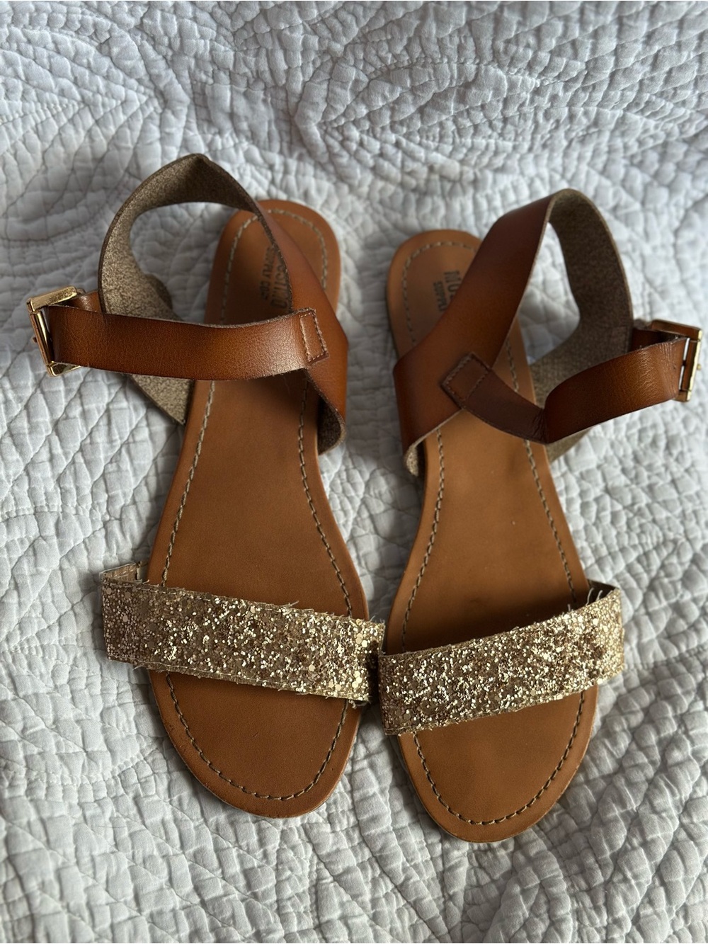 Mossimo Supply Co. Women’s Tan Sandals with Gold Glitter Strap
